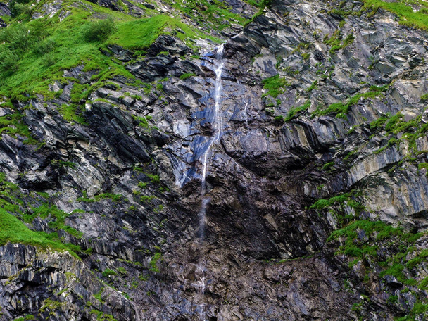 Sezónní vodopády na přítoky říčky Jetzbach a v alpském údolí z Im jezero - Kanton Glarus, Švýcarsko - Fotografie, Obrázek