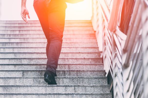 бізнесмен піднімається по кар'єрних сходах до мети і концепції переможця
. - Фото, зображення