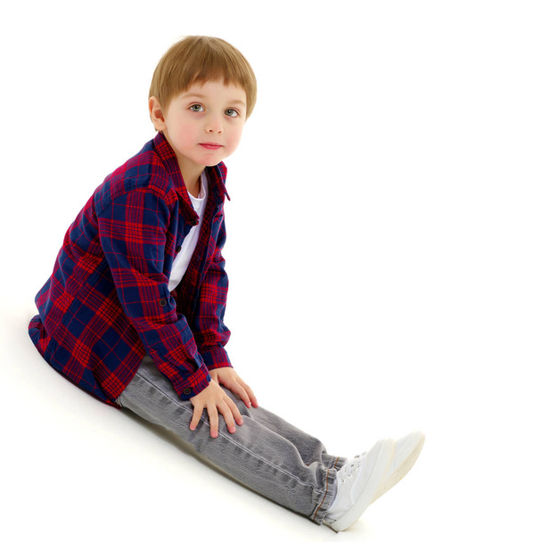 little boy is sitting on the floor - Foto, imagen