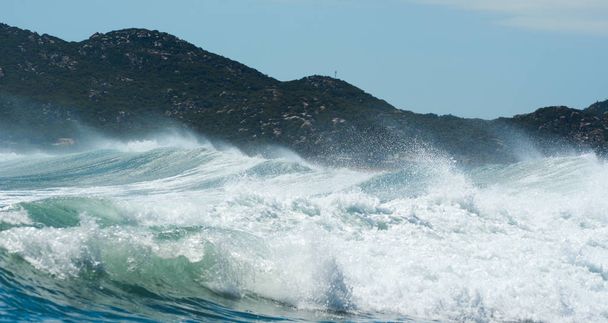 Enorme ola en el mar azul
  - Foto, Imagen