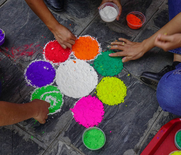 Pessoas pintando arte de cores de areia
 - Foto, Imagem