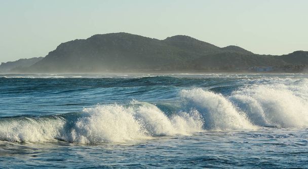 Enorme ola en el mar azul
  - Foto, imagen