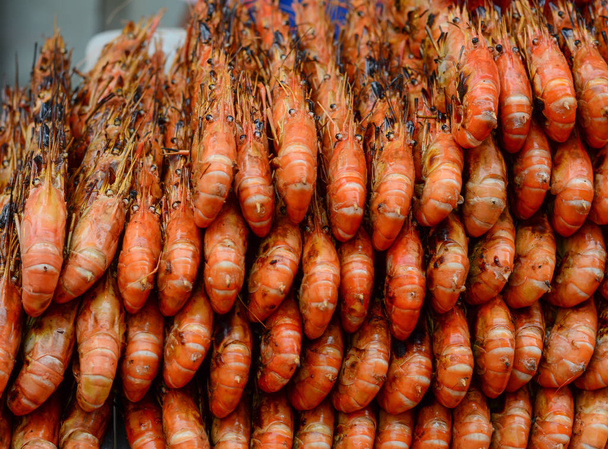 Grilled shrimp at street market  - Фото, изображение