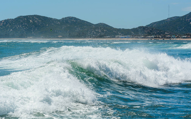 Огромная волна на синем море
  - Фото, изображение