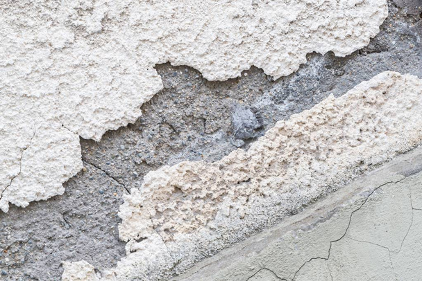 破損した家の壁と大きな穴、ドイツを薄く削った外装石膏 - 写真・画像