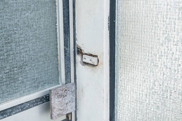 Vecchia porta d'ingresso rotta con vetro e campana, Germania
 - Foto, immagini