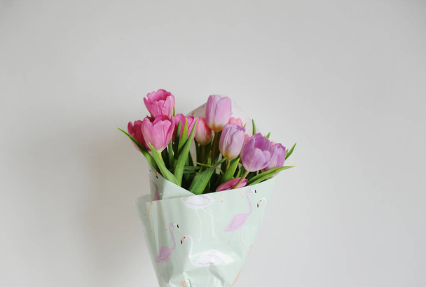 Bouquet délicat de tulipes de fleurs sur fond blanc. Papier d'emballage Flamingo
 - Photo, image