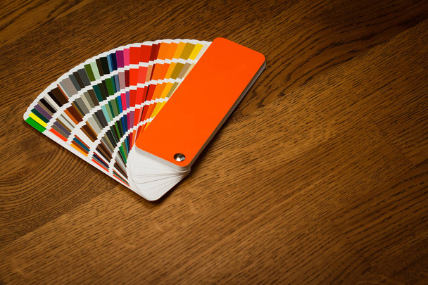 πολύχρωμη χαρτί δείγματος χρώματος ανοιχτό καφέ πατώματος - Φωτογραφία, εικόνα