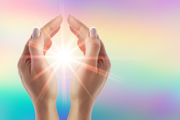 Gyógyító kezek-val szivárvány háttéren világos sunburst - Fotó, kép