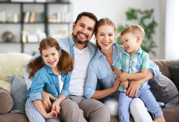 mutlu aile anne baba ve çocukları evde couc - Fotoğraf, Görsel