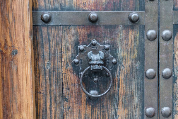 Vecchia porta storica in legno con ferramenta pesante, Germania
 - Foto, immagini
