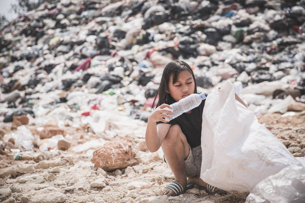 As crianças são lixo para continuar a vender por causa da pobreza, Worl.
 - Foto, Imagem
