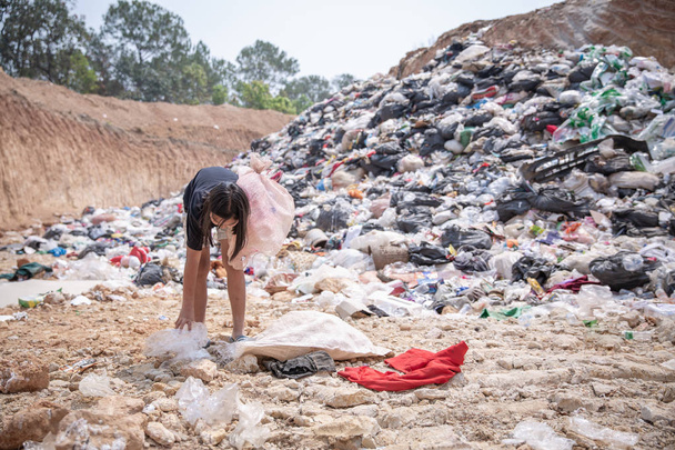 Kinder finden Schrott zum Verkauf und recyceln ihn auf Deponien, die l - Foto, Bild
