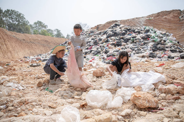 Τα φτωχά παιδιά μαζεύουν σκουπίδια προς πώληση λόγω φτώχειας, Junk.  - Φωτογραφία, εικόνα