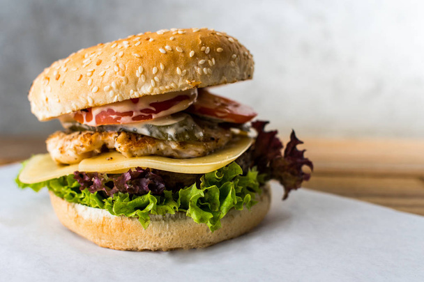 doppio hamburger decker su tavolo di legno sfondo grigio
 - Foto, immagini