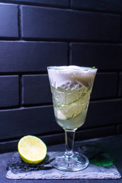 cocktail contre le mur de briques noires
 - Photo, image