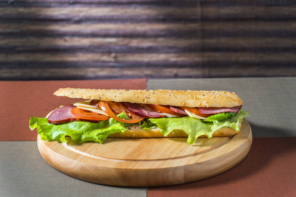 sandwich met ham en vers fruit - Foto, afbeelding