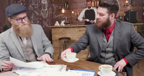 Des collègues d'affaires servent du café et discutent de nouveaux projets
 - Séquence, vidéo