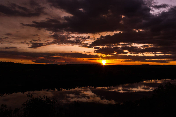záběr přes šaty krásného západu slunce v australském vnitrozemí s 1 jezer, Nitmiluk National Park, Austrálie - Fotografie, Obrázek