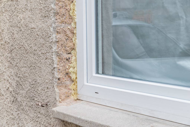 Nahaufnahme eines Fensters im Rohbau mit Bauschaum und Fensterbank, Deutschland - Foto, Bild
