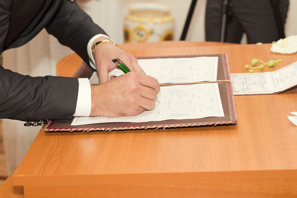 Жених подписал свидетельство о браке
 - Фото, изображение