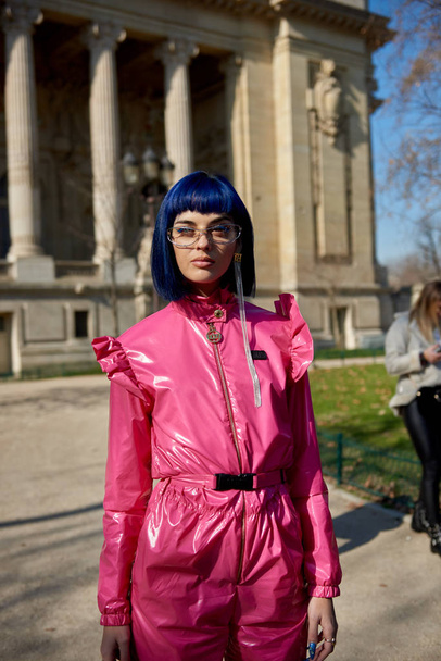 eine trendige Frau posiert für street snap während der Pariser Modewoche Frauen tragen Herbst Winter 2019 / 2020 street snap in paris, france, 27 februar 2019. - Foto, Bild