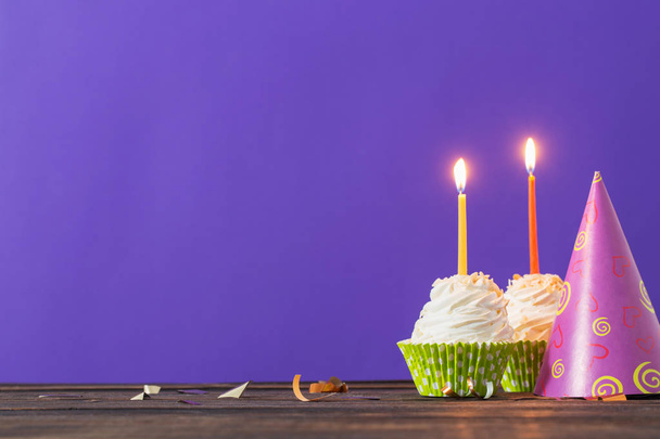 birthday cupcakes on violet background - Foto, afbeelding