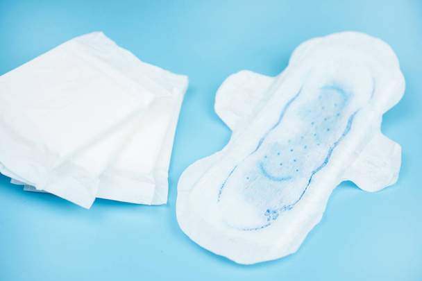 assorbenti igienici pad per le donne su sfondo colore
. - Foto, immagini
