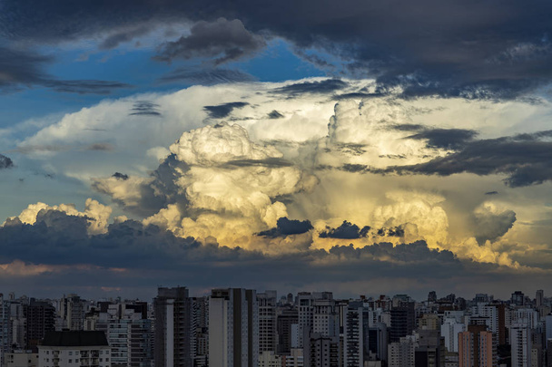 Myrsky, taivaanharmaa pilvi ja rankkasade suurkaupungissa. Sao Paulo kaupunki Brasilia Etelä-Amerikka
.  - Valokuva, kuva