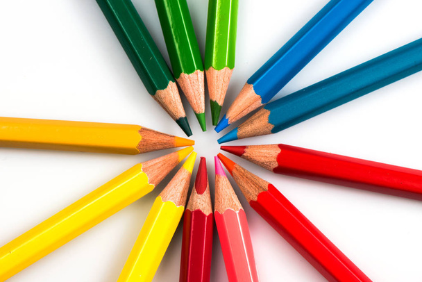 gekleurde potloden close-up. potloden voor het tekenen. gekleurde potloden - Foto, afbeelding