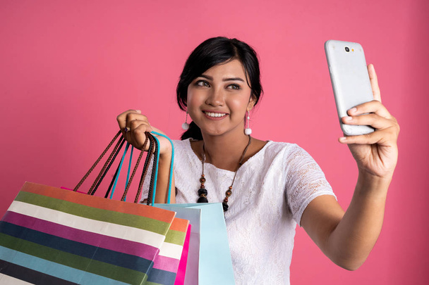 happy shopping asian woman taking selfie  - Fotoğraf, Görsel