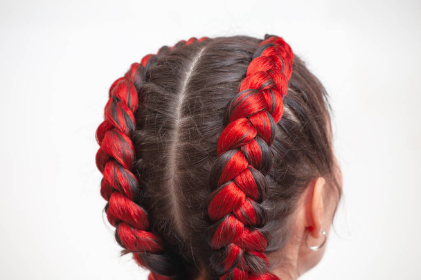 A vörös haj kiterjesztéseket, fehér alapon fonott frizura - Fotó, kép
