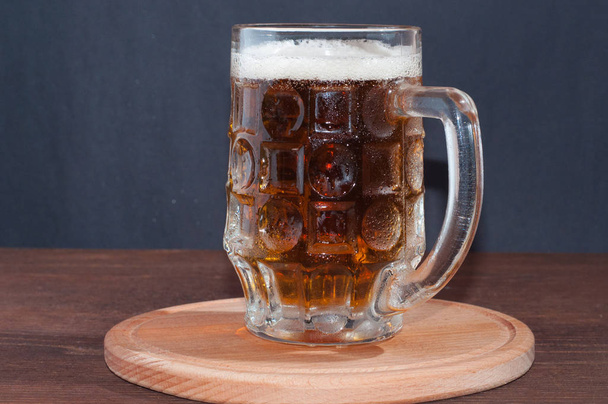 Кружка пива на темном фоне - Фото, изображение