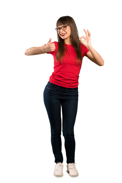 Повнометражний постріл жінка в окулярах, показуючи ok знак з і даючи великий палець вгору жестом - Фото, зображення