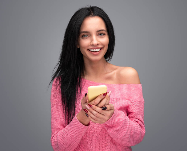 Elegant woman with smartphone smiling - Φωτογραφία, εικόνα