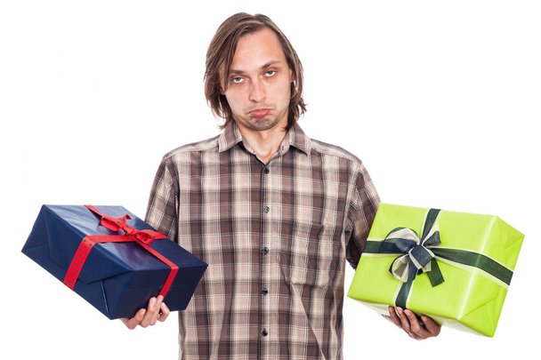 Hombre indeciso con dos regalos
 - Foto, imagen