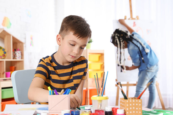 Carino disegno bambino a lezione di pittura in casa
 - Foto, immagini