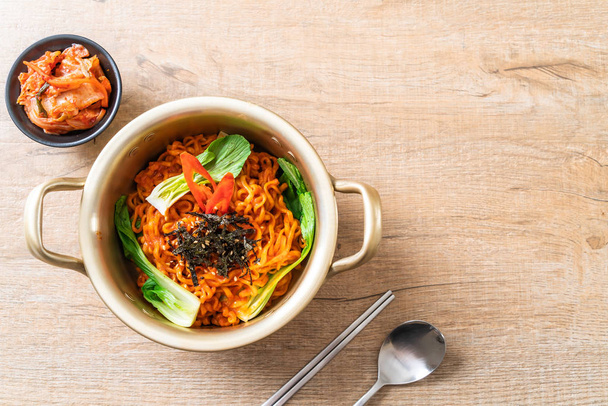 korean instant noodles with vegetable and kimchi - Фото, зображення