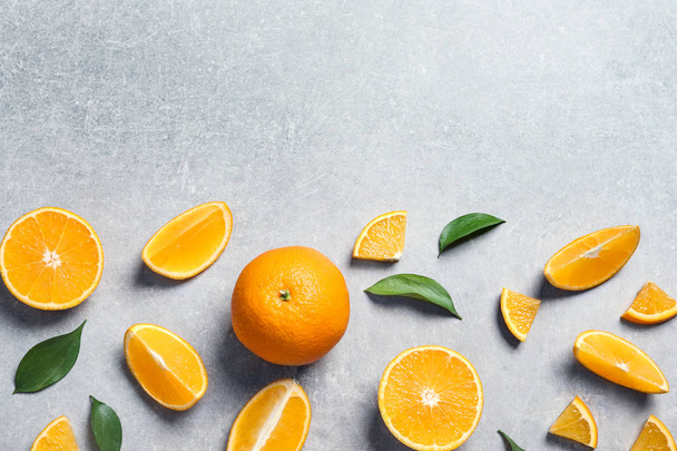 Flat lay composition with fresh oranges on grey background. Space for text - Valokuva, kuva