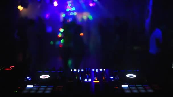 パーティーのナイトクラブで音楽コントローラーDJミキサー - 映像、動画