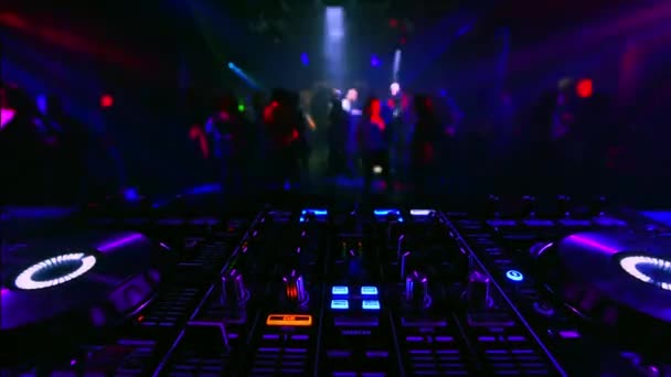 kontroler muzyczny DJ mixer w klubie nocnym na imprezie - Materiał filmowy, wideo