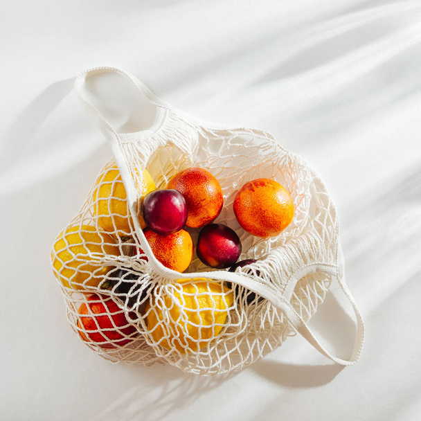 Cotton net bag with fruits. Sustainable lifestyle.  Eco friendly concept. - Fotoğraf, Görsel