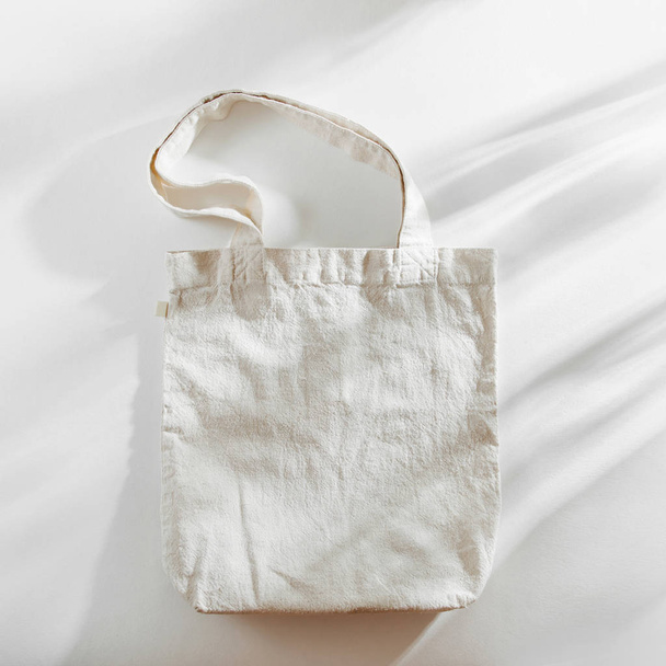 mockup eco bolsa blanca, plantilla en blanco saco de compras con espacio de copia
.  - Foto, Imagen