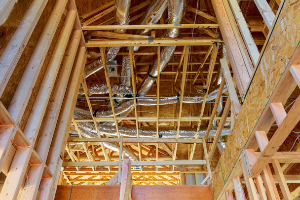 Sistema de instalación de ventilación de aire acondicionado en la construcción de una casa marco
 - Foto, Imagen