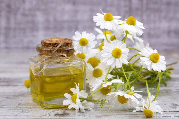 Esenciální olej ve skleněné láhvi s čerstvý heřmánkový květ, beau - Fotografie, Obrázek