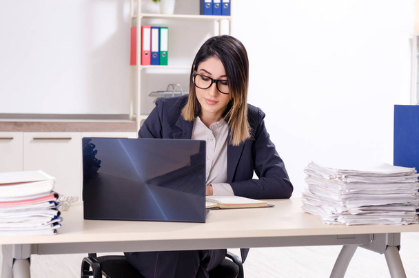 Young female employee working in the office - Photo, Image
