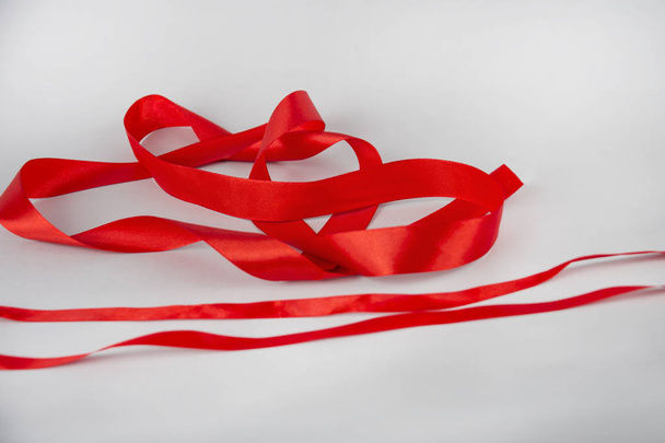 красная атласная лента, изолированная на белой спинке
 - Фото, изображение