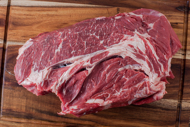 Carne de bovino no fundo da placa de corte de madeira
 - Foto, Imagem