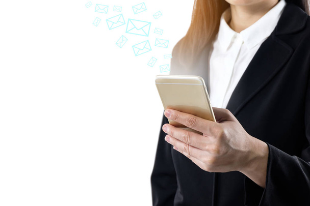 Business junge Frau trägt schwarzen Anzug stehend mit Handy-Senden von Nachrichten oder E-Mail, Geschäftskommunikationstechnologie Konzept isoliert auf weißem Hintergrund Kopierraum - Foto, Bild