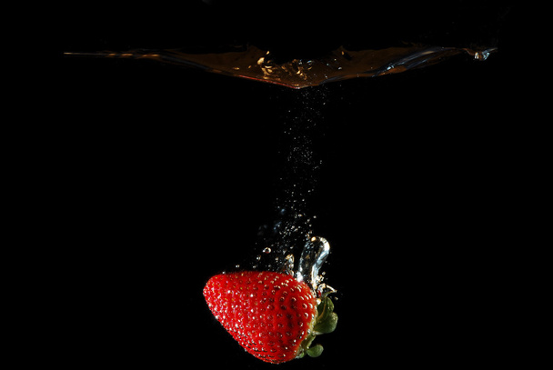 Erdbeere im Wasser - Foto, Bild